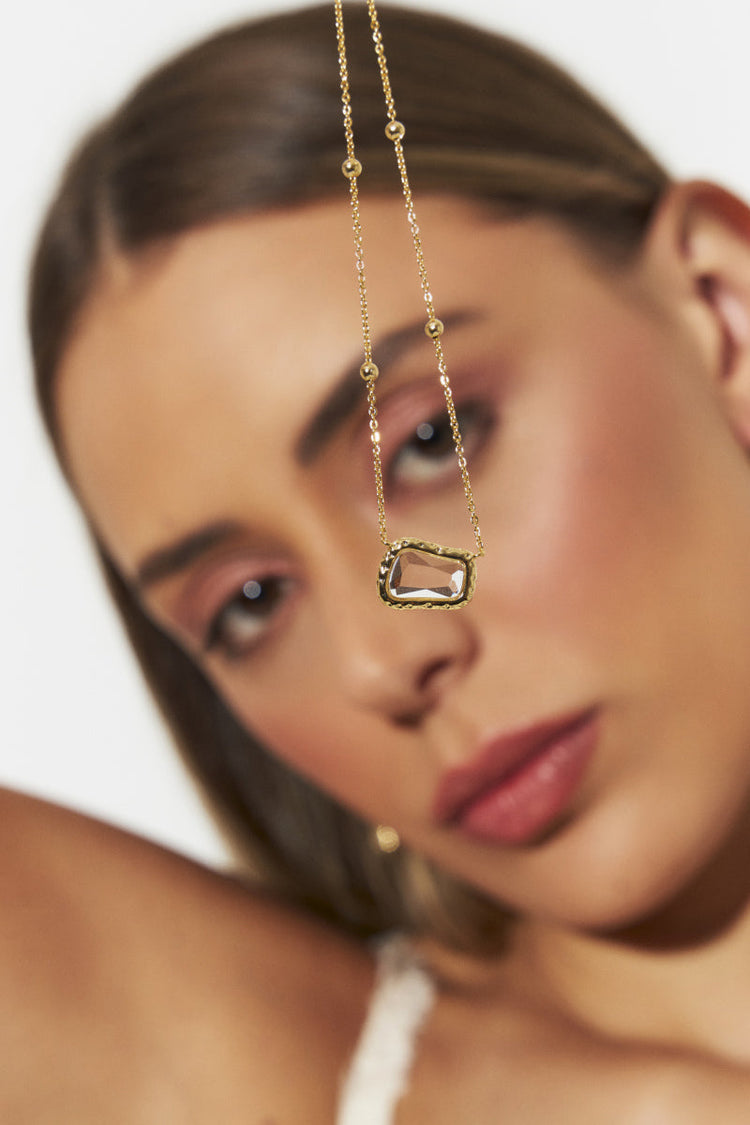 Colar LUMEN com cristal lapidado, semijoia antialérgica de alta qualidade em 18k e 24k, destaque na beleza e geometria da peça.