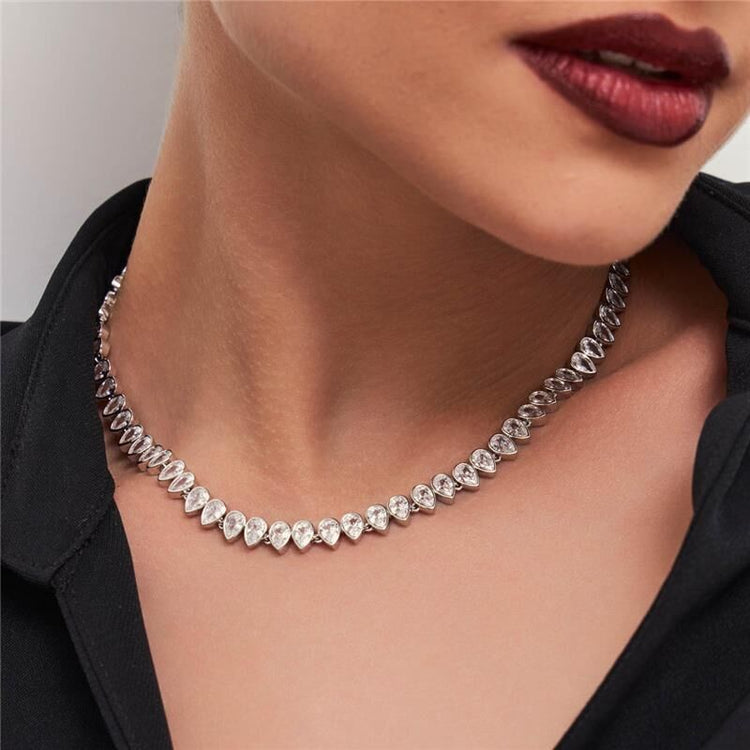 Mulher elegante usando colar de semijoias de alta qualidade em 18k e 24k, design antialérgico, destacando elegância e delicadeza.