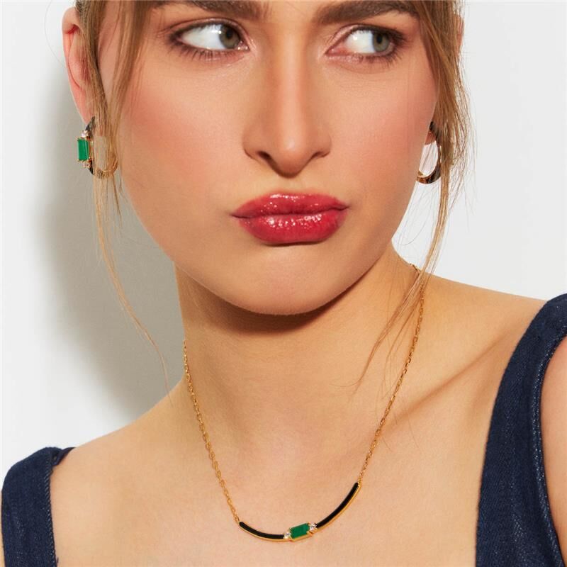 Modelo usando Colar Kingston Curvo, semijoias antialérgicas em 18k e 24k com cristais e zircônia, acabamento esmaltado dourado.