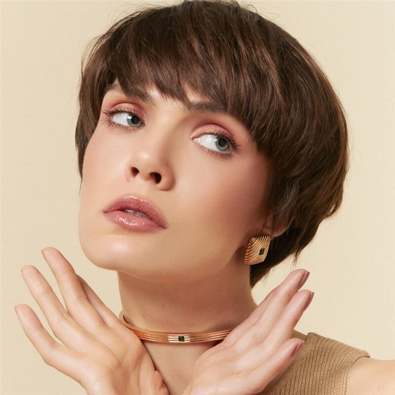 Modelo usando Choker Verde Ribana dourado, 35cm, semijoias de alta qualidade e material antialérgico, com cristal, em 18k e 24k.