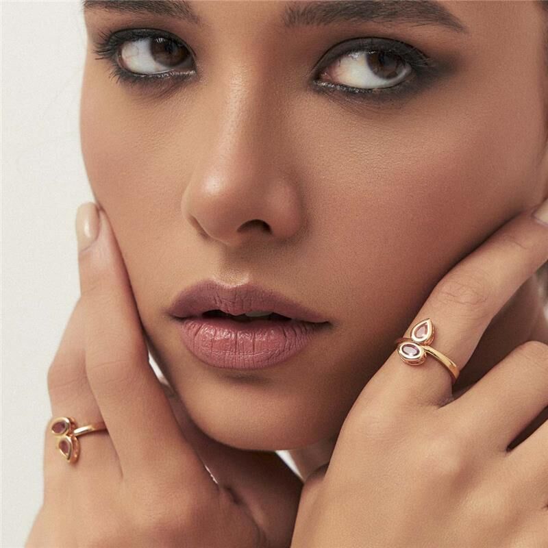 Anel Prisma Duo dourado com cristal, semijoia antialérgica 18k e 24k de alta qualidade, com design elegante e delicado.
