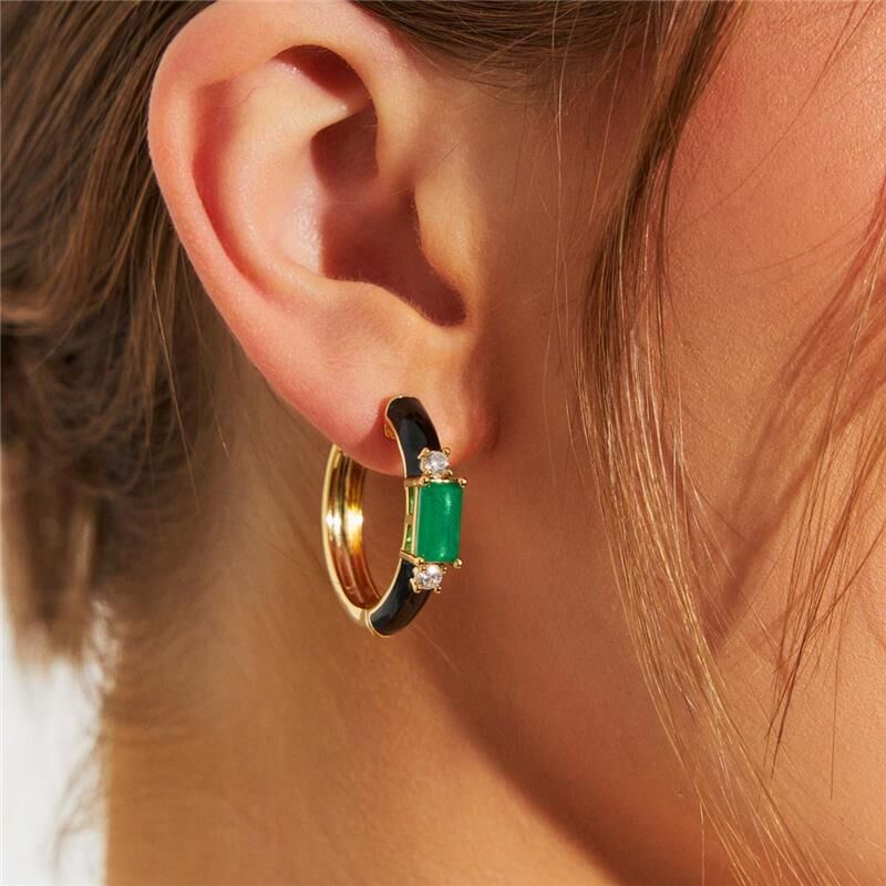 Argola Kingston semi joia antialérgica em 18k com cristal e zircônia. Acabamento dourado de alta qualidade, altura 2,7cm.