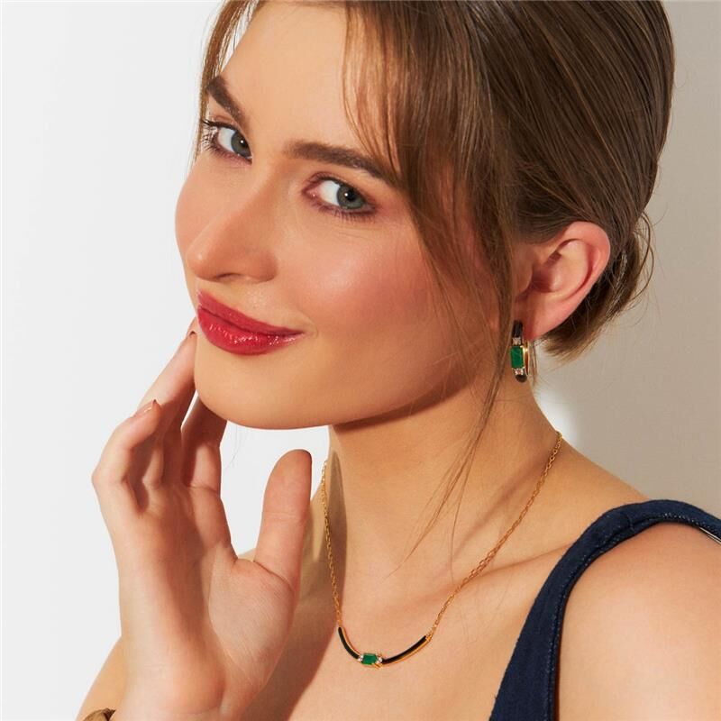 Mulher usando brinco Argola Kingston com banho dourado e pedras de cristal e zircônia, semi joais antialérgicas de alta qualidade.