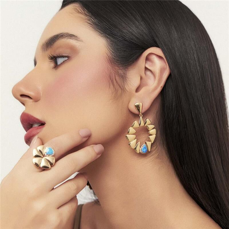 Mulher usando Anel Zuri Arista com cristal e zircônia, semijoia antialérgica dourada de alta qualidade 18k e 24k.