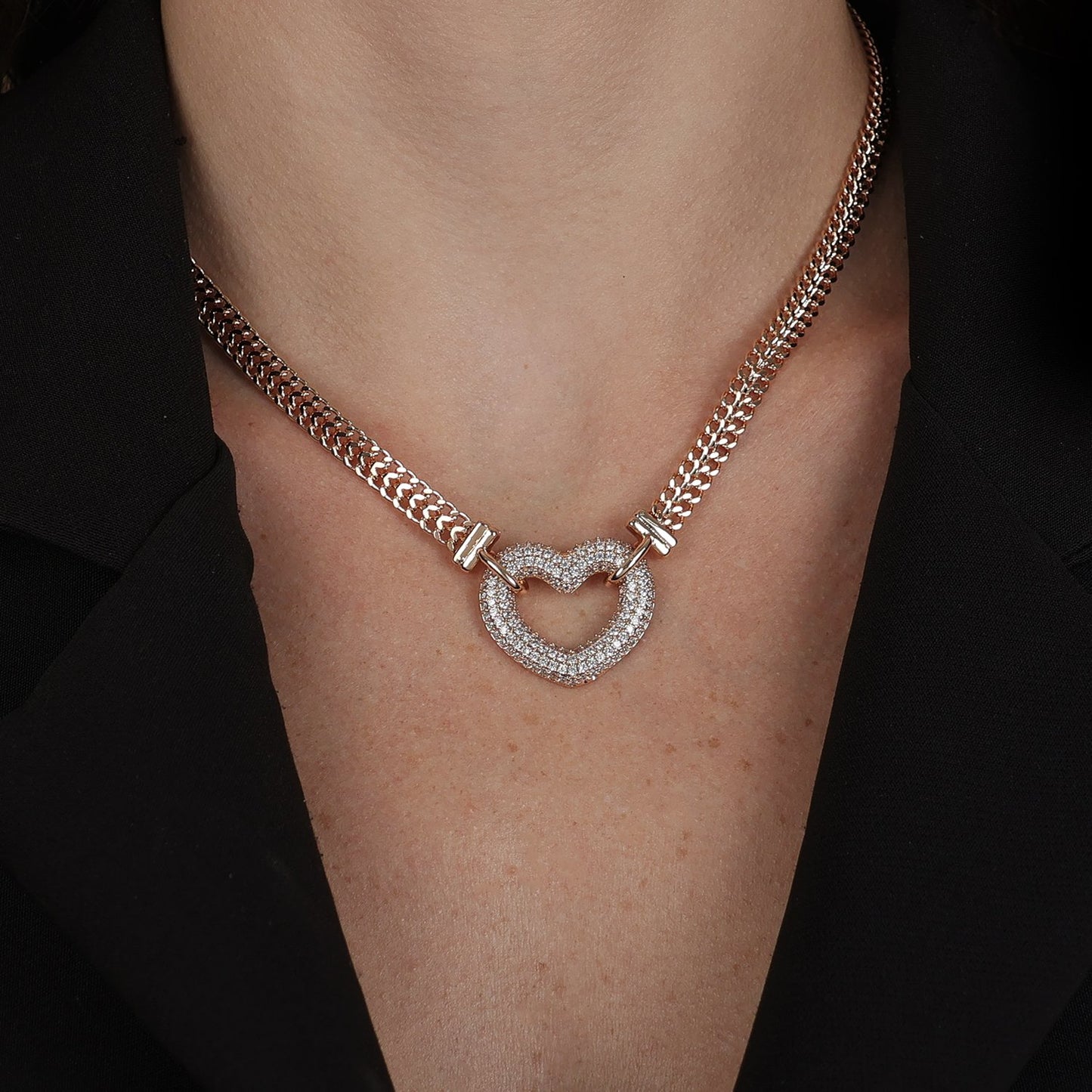 Choker Dourada de Coração Vazado Crevejado com Zircônia