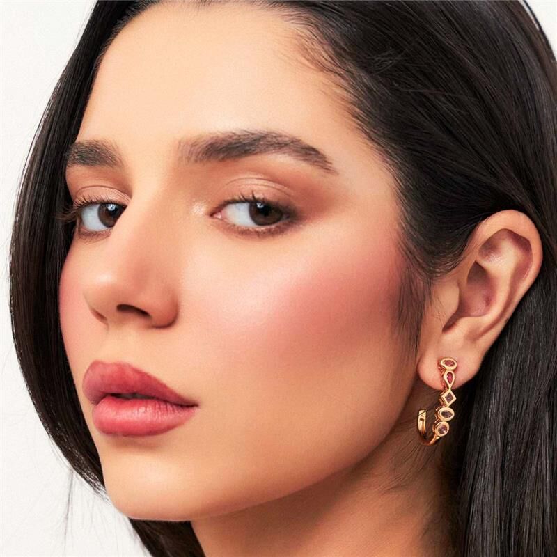 Modelo usando brinco Prisma Argola com cristal em banho dourado, semi joias antialérgica de alta qualidade em 18k e 24k.
