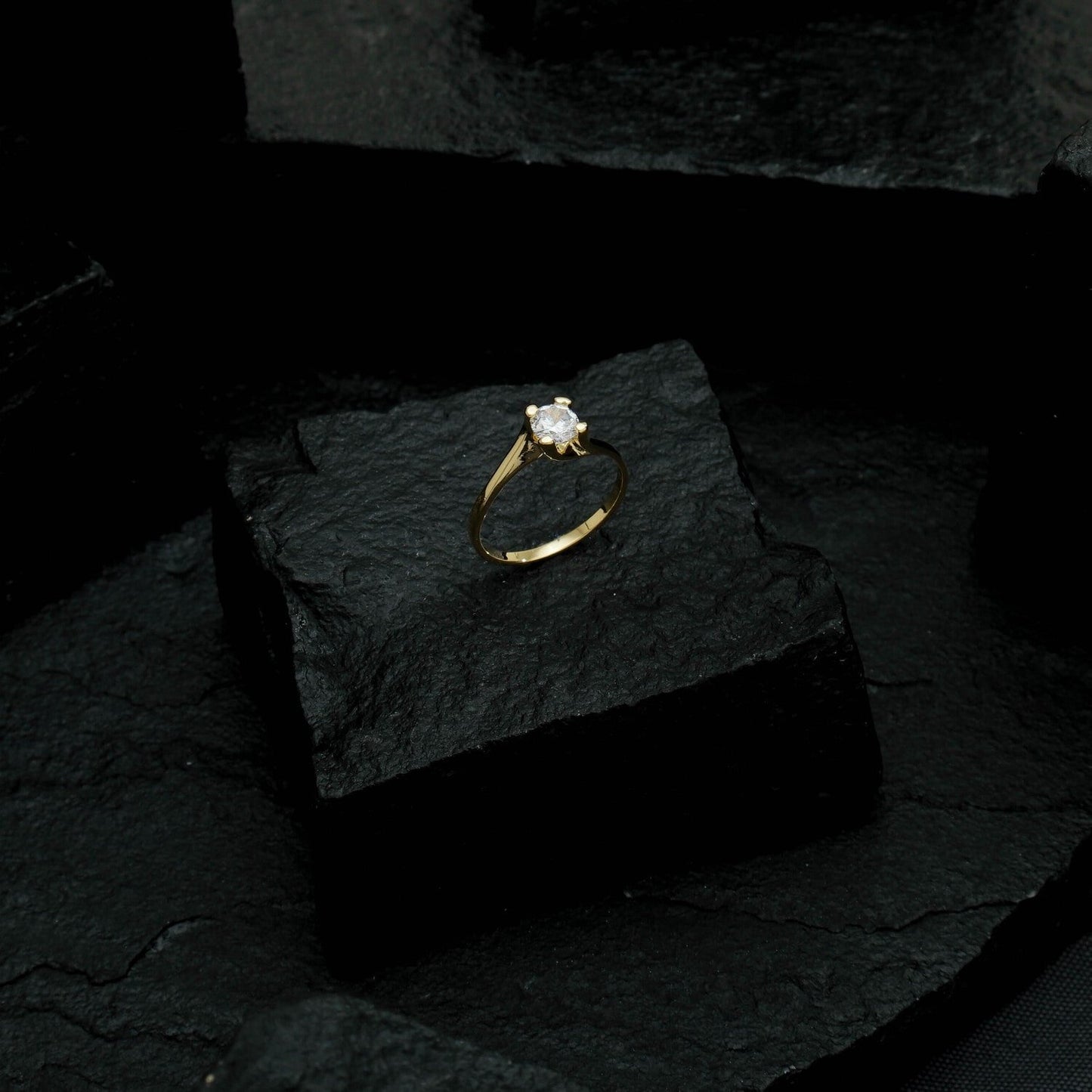 Anel dourado solitário com zircônia pequena, espessura 0,6cm, 10 camadas de ouro 24K, semijoias de alta qualidade em 18k e 24k antialérgicas.