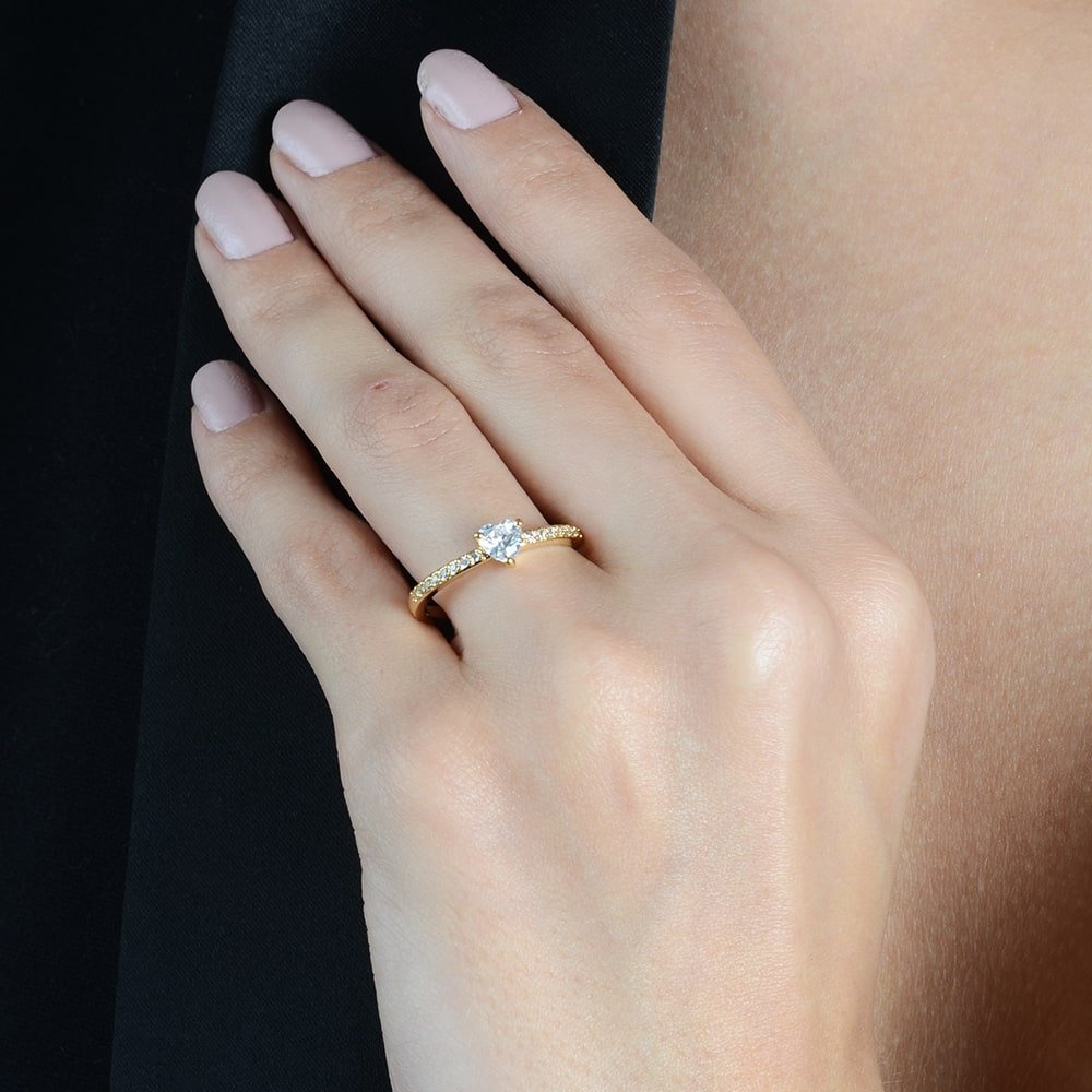 Anel dourado solitário em Zircônia, 10 camadas de ouro 24K, antialérgico, semijoia de alta qualidade 18k e 24k em mão feminina.