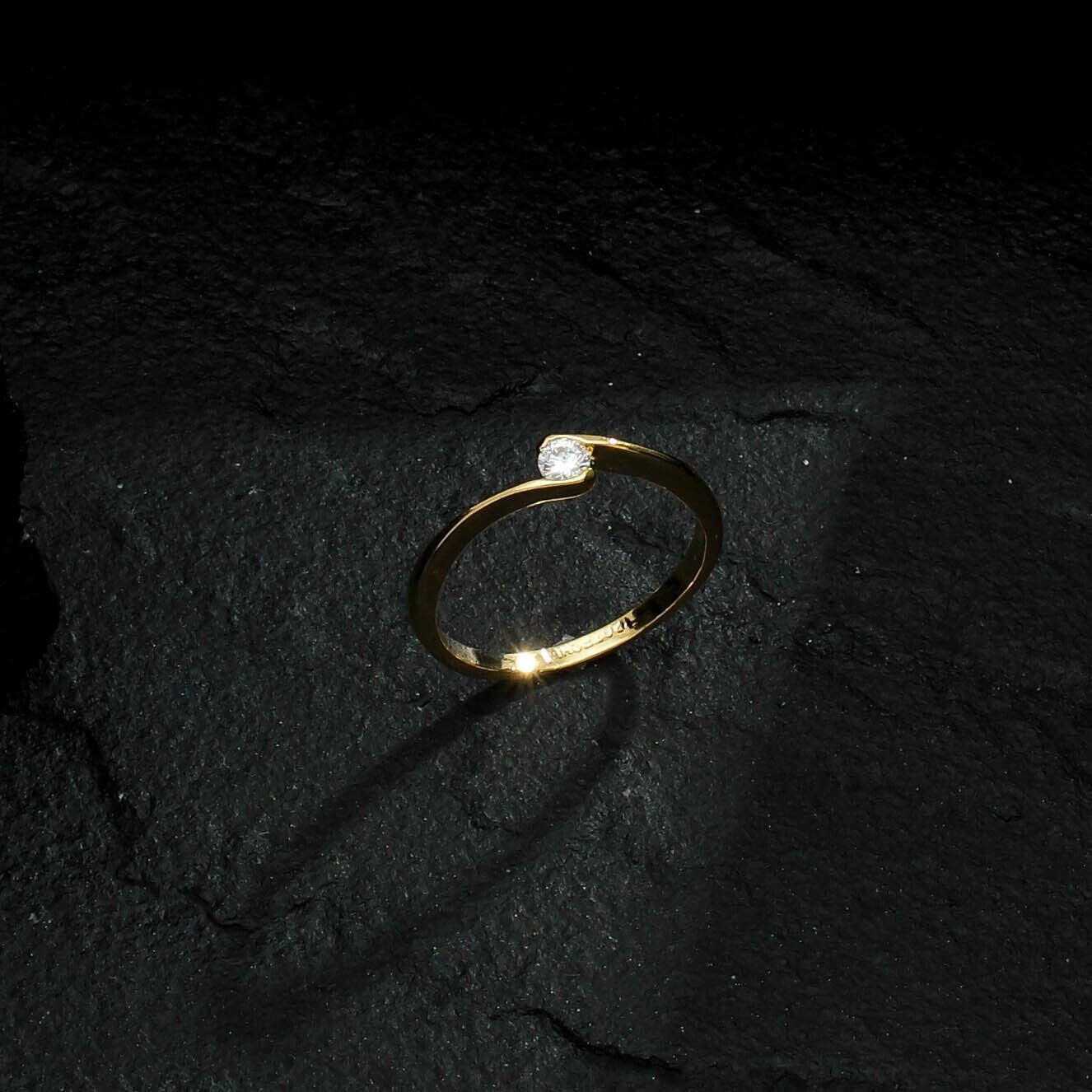 Anel dourado solitário com pedra zircônia, espessura 0,3cm, semijoia de alta qualidade 24K e 18K com tecnologia antialérgica.