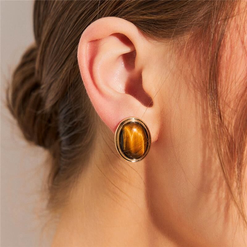 Brinco Carmel com pedra cristal, banho dourado 18k, semijoia antialérgica de alta qualidade, dimensões 2x1,6cm, peso 8,90g.
