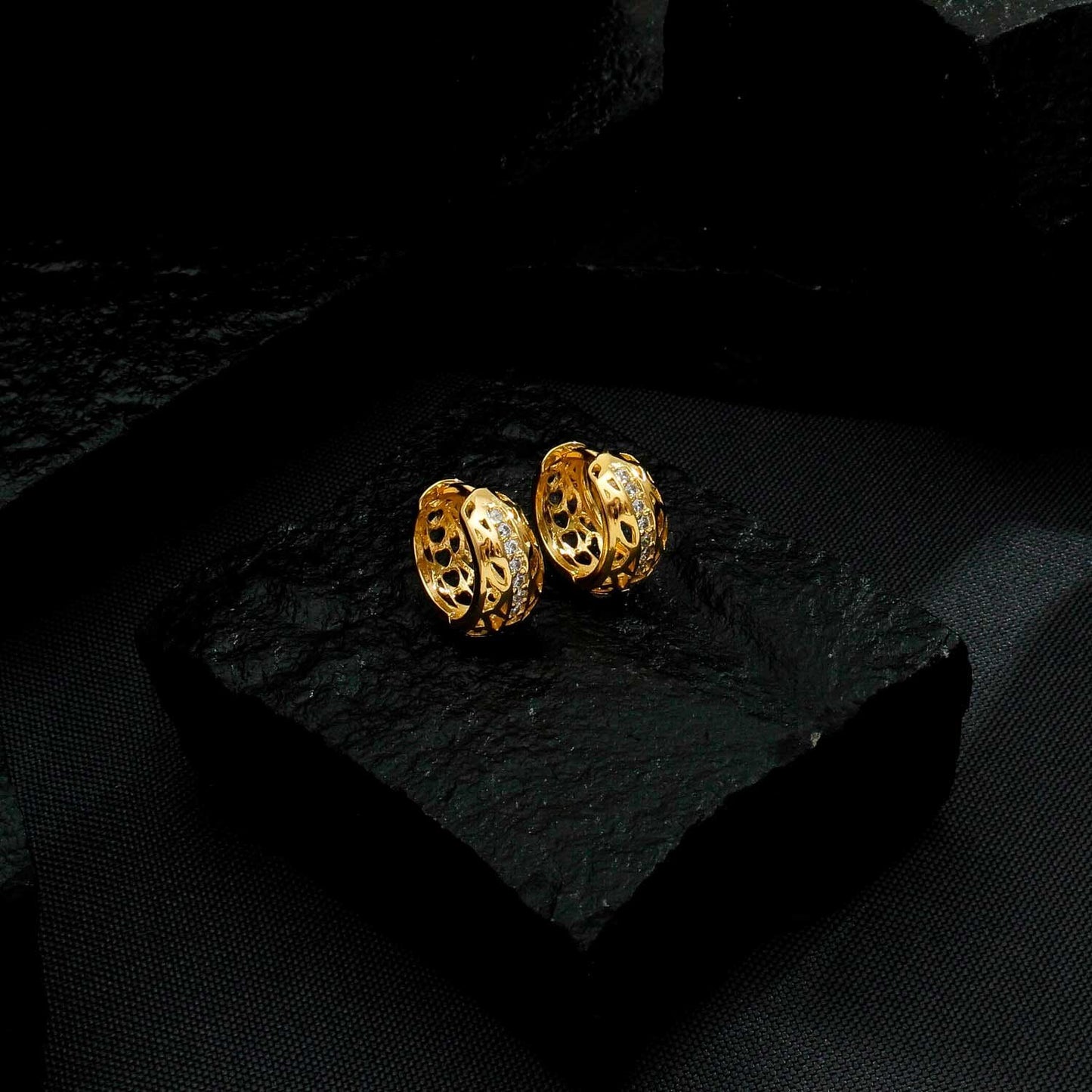 Brinco semijoia dourado de argolinha vazado com zircônia, alta qualidade, antialérgico, banho de ouro 24K. 1,5cm x 1,5cm.