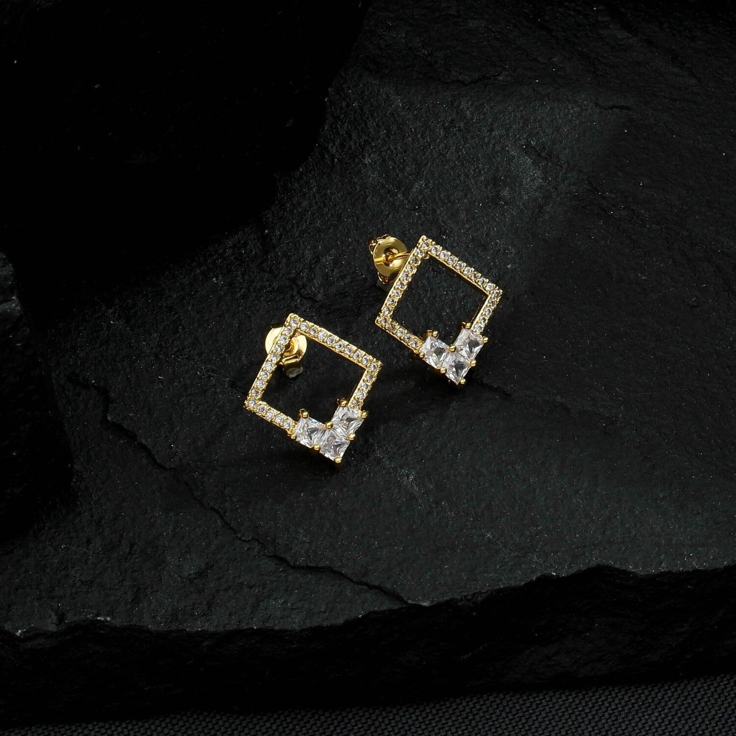 Brinco dourado quadrado antialérgico com zircônias, semijoias de alta qualidade em 24k, ideal para uso diário elegante.