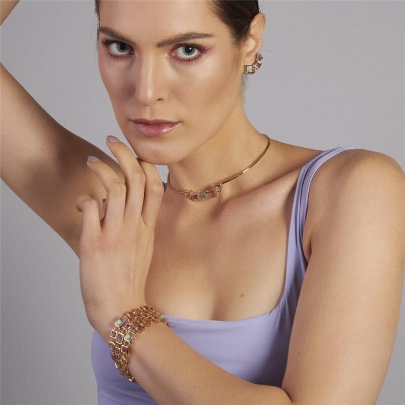 Mulher usando choker com cristal e zircônia, semijoia antialérgica dourada, semijoias de alta qualidade antialérgicas em 18k e 24k.