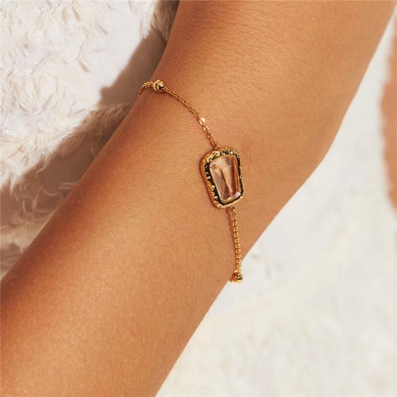 Pulseira Lumen de 3,10g com cristal e banho dourado 18k, semijoias antialérgicas de qualidade com tecnologia avançada.
