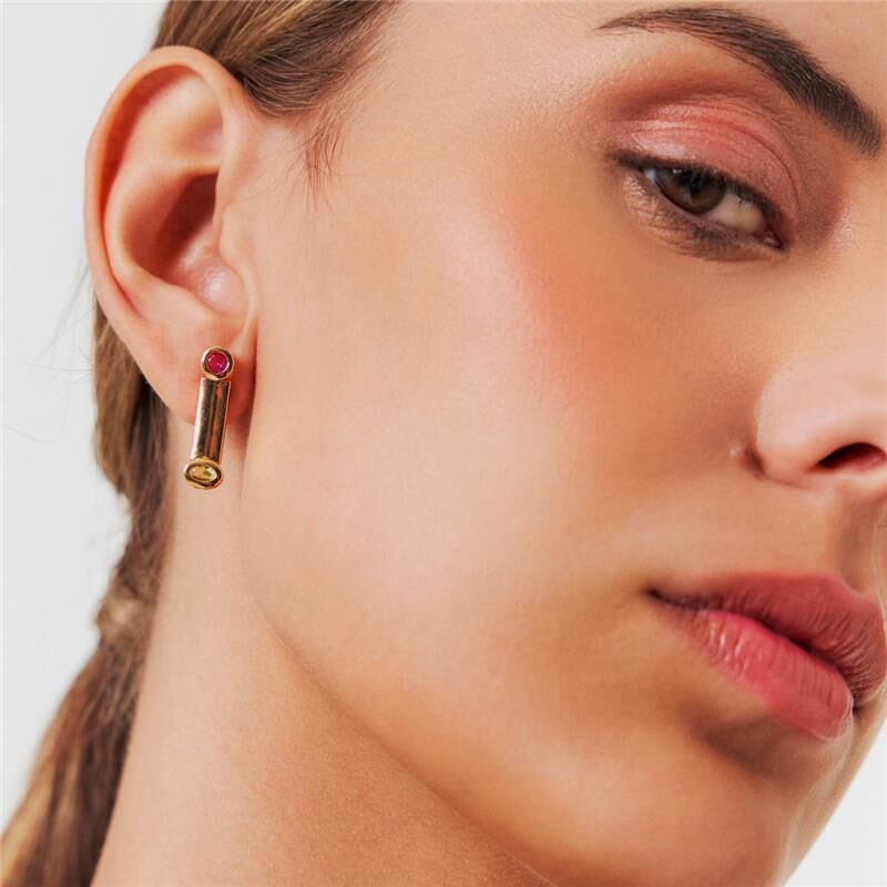 Brinco Prisma Geo, semi joia antialérgica dourada em 18k e 24k, elegante em orelha feminina, destaque em alta qualidade.