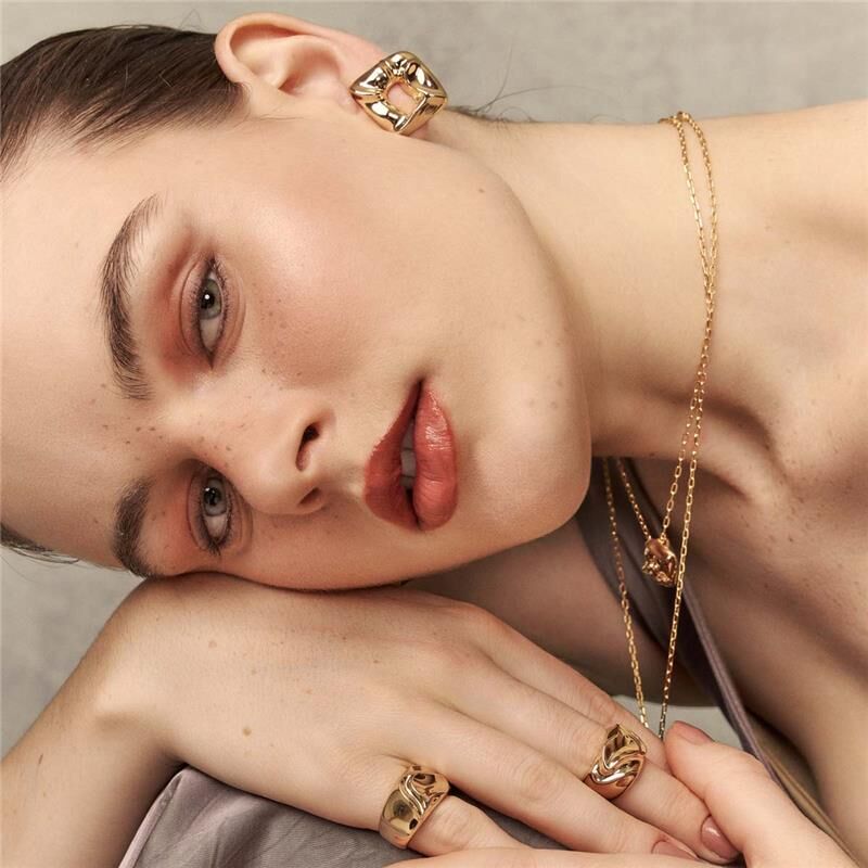 Anel Dourado com Detalhes