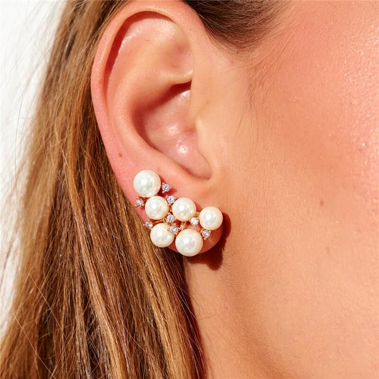 Mulher usando ear cuffs de 18k antialérgicos com design sofisticado e pérola, semijoias de alta qualidade e estilo versátil.
