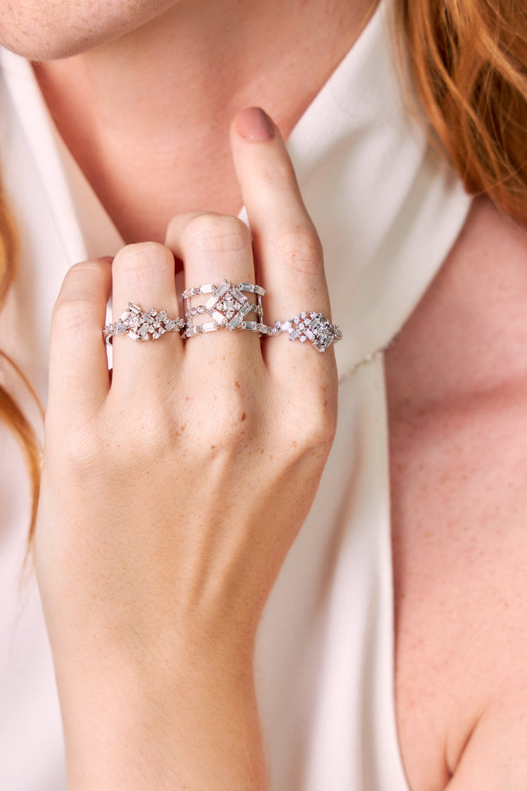 Modelo usando semijoias de alta qualidade em 18k e 24k antialérgicas, incluindo anéis sofisticados e um bracelete elegante.