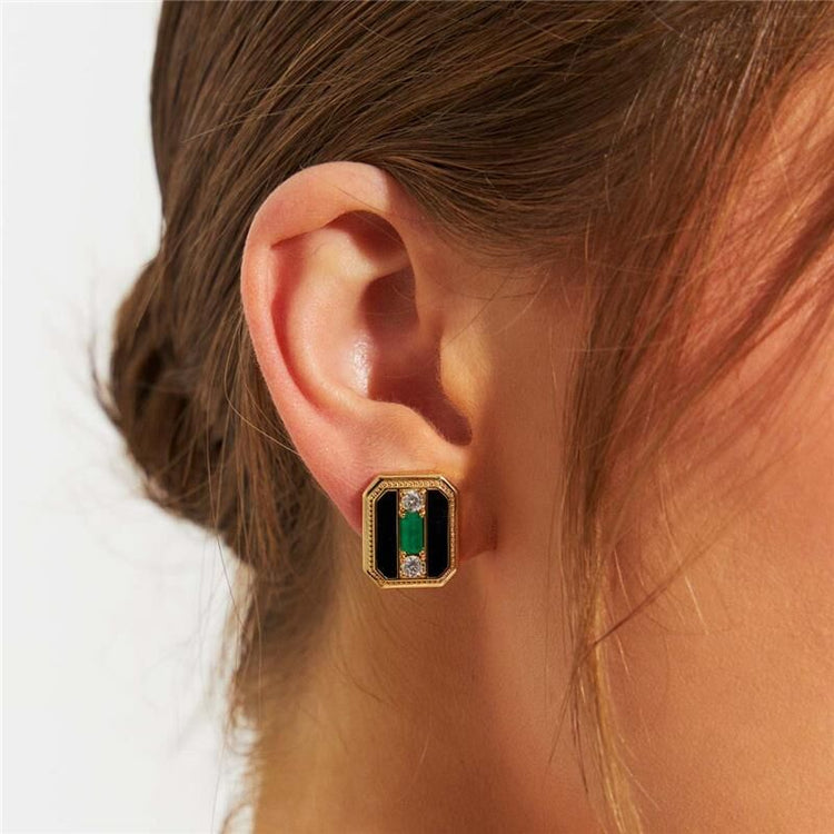 Mulher usando semijoias KINGSTON com zircônias verdes e pretas, inspiradas na bandeira jamaicana, alta qualidade 18k e 24k.