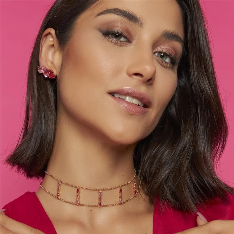 Modelo usando choker Delicatta dourado de semijoias com alta qualidade e material antialérgico em 18k e 24k, com cristal.