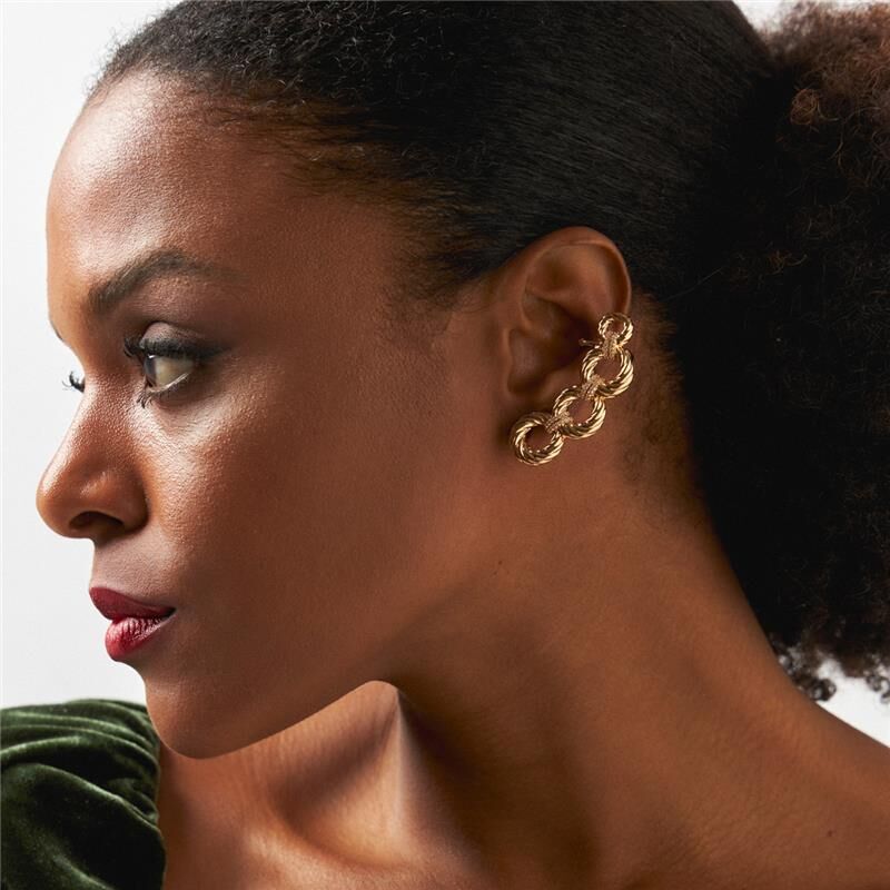 Mulher usando Brinco Ear Cuff Bravio com zircônia, semijoia antialérgica banhada a ouro 18k, alta qualidade, vista lateral.