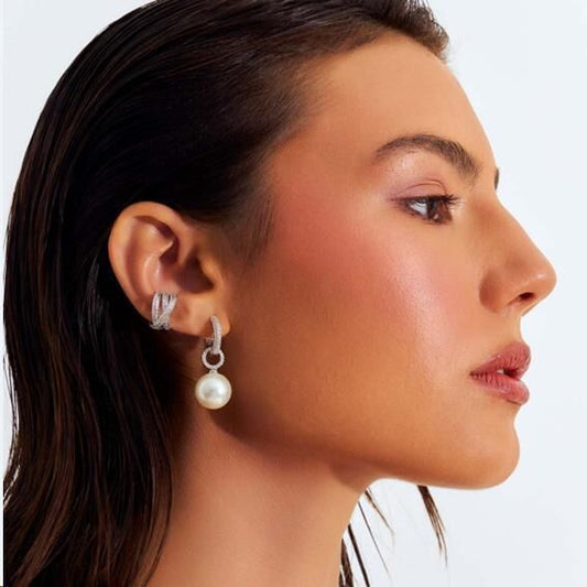 Modelo usando piercing trançado de zircônias com banho de ródio, destacando o design elegante e qualidade de semijoia antialérgica 18k e 24k.