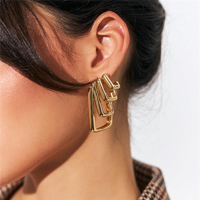 Argola Quattro Dourada com design moderno, semijoia em 18k e 24k, tecnologia antialérgica, zircônia e cristal em banho dourado.