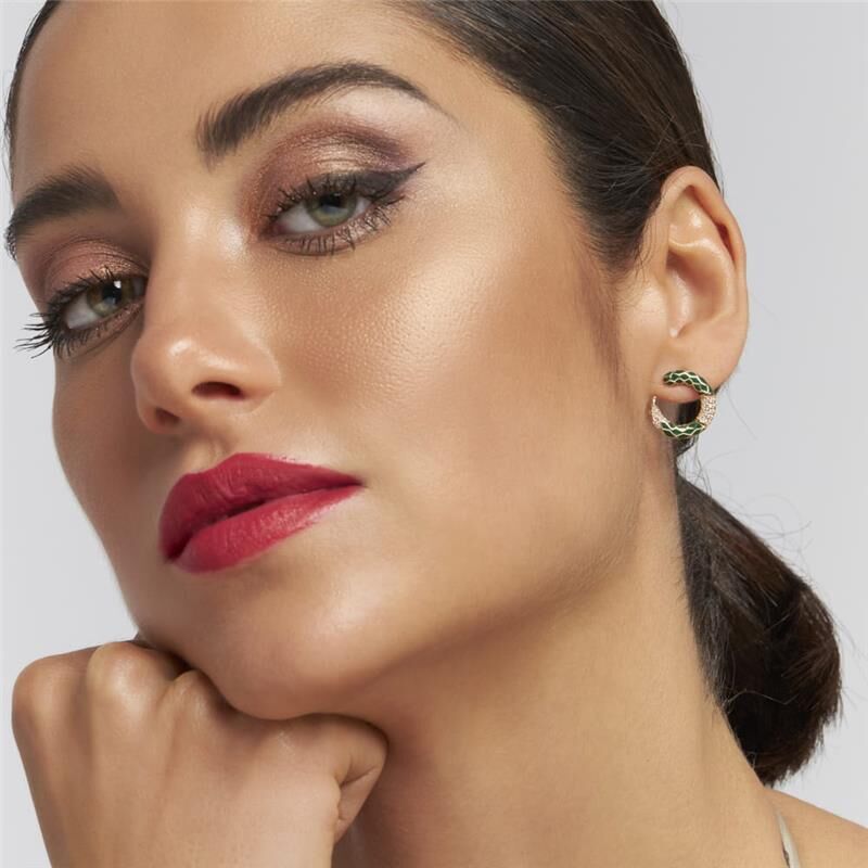 Modelo usando brinco Snake Argola Pequena com banho dourado, semijoias de alta qualidade, antialérgicas, com detalhes em zircônia.