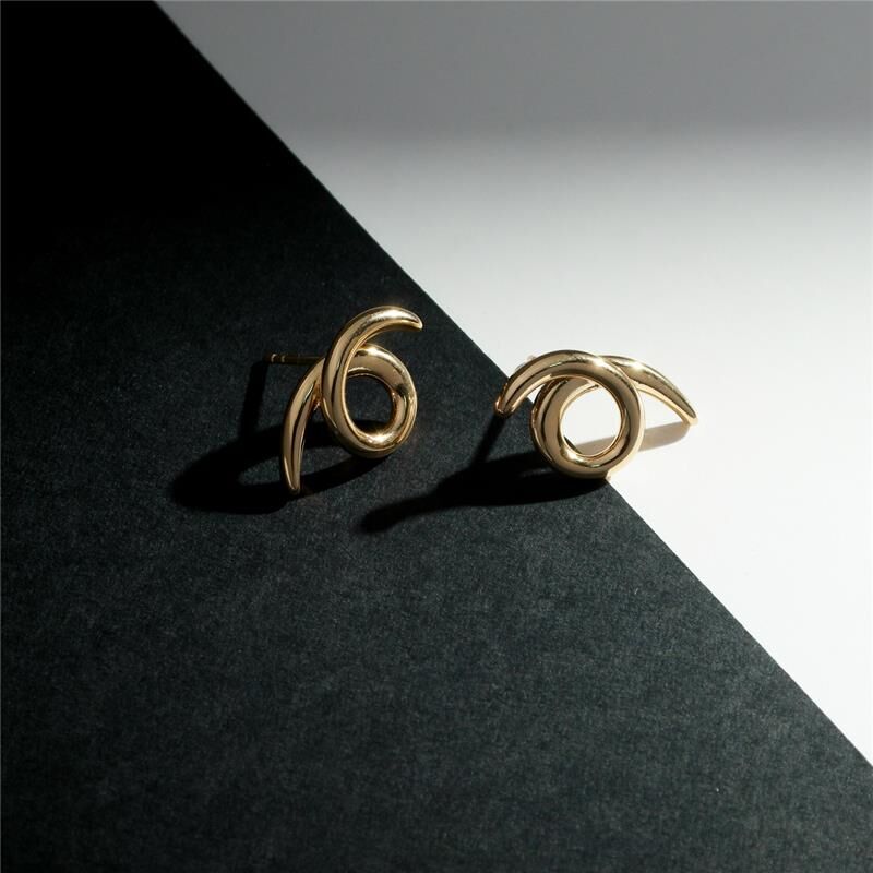 Brinco Ear Cuff Moov com banho dourado, semijoia antialérgica em 18k e 24k, sofisticado e moderno, pesando 4,10g.