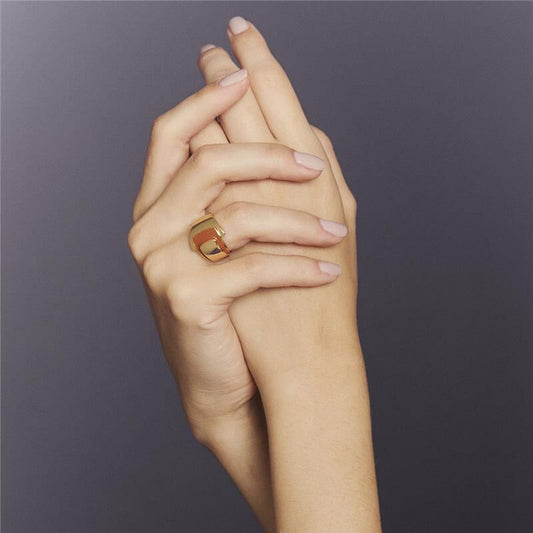 Mãos femininas usando Anel Terracota com banho dourado, semijoia antialérgica de alta qualidade 18k e 24k, esmaltado, 45,53g.