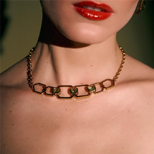 Colar Vertilux: semijoia antialérgica com banho dourado, cristais, 18k e 24k. Design elegante e alta qualidade. Comprimento 45cm.