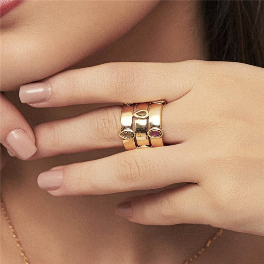 Anel Prisma Trio com cristal dourado, semijoia de alta qualidade antialérgica 18k e 24k, tecnologia avançada.