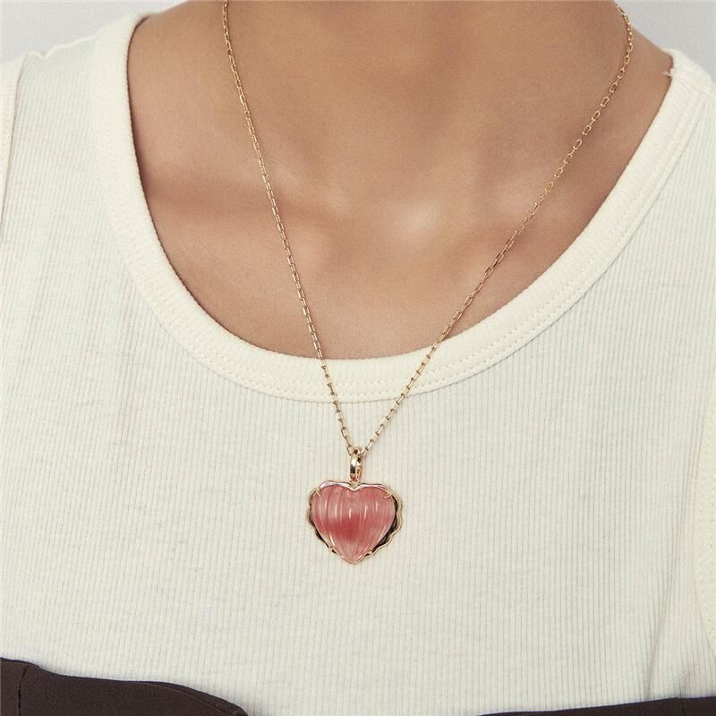 Colar Encanto Rosé em dourado com pingente de coração, semi joia antialérgica em 18k e 24k, destaque em cristais, comprimento de 45cm.