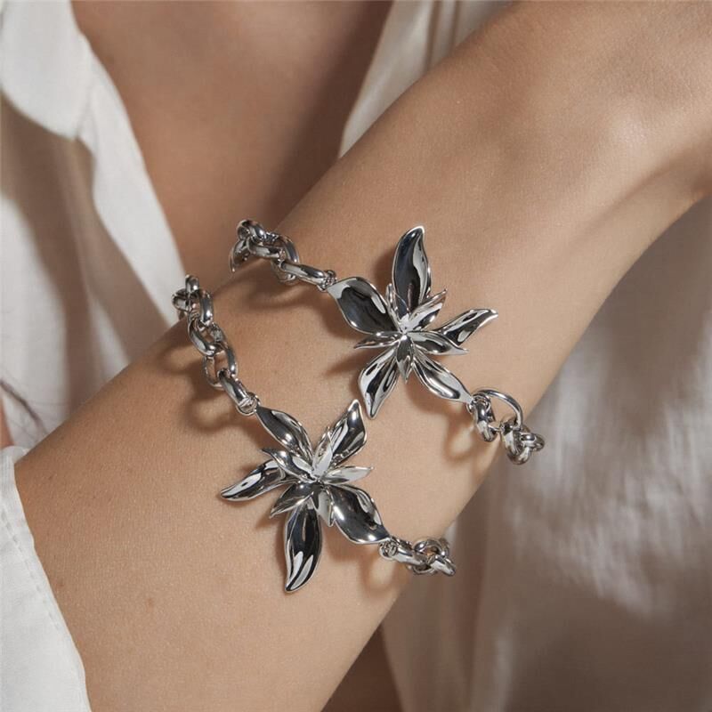Pulseira Orquídea Prateada em semijoia de alta qualidade, antialérgica, com acabamento liso e banho de ródio, detalhe em design floral.