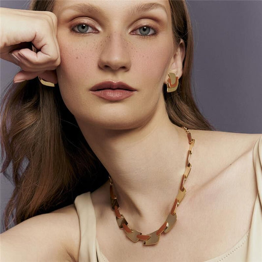 Mulher usando colar Terracorta intercalado, semijoia dourada, antialérgica, com acabamento esmaltado, 18k e 24k. Alta qualidade.