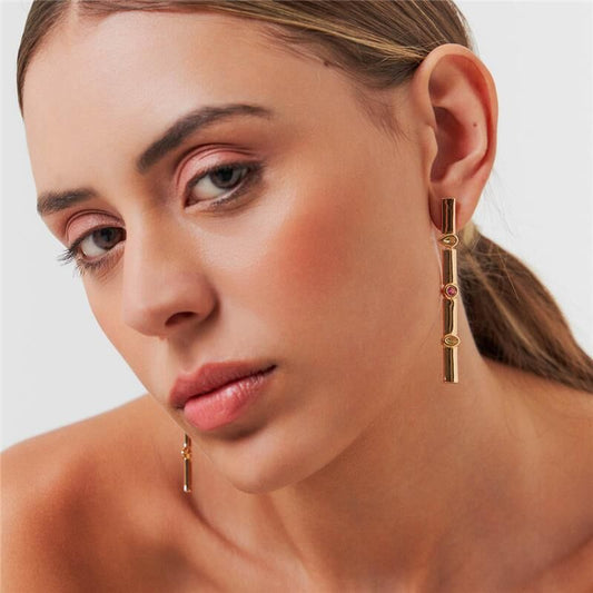 Mulher usando Brinco Prisma Maleável com cristal, semijoia de alta qualidade, material antialérgico 18k 24k, banhado a dourado.