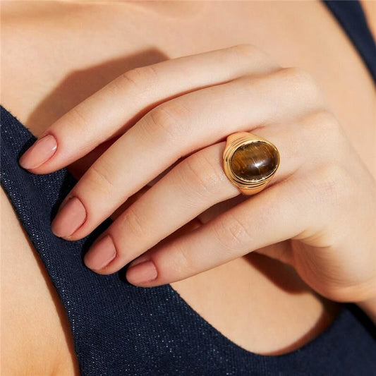 Anel Carmel com pedra de cristal, semijoia antialérgica folheada a ouro 18k, destacando-se pelo design elegante e peso leve de 7g.