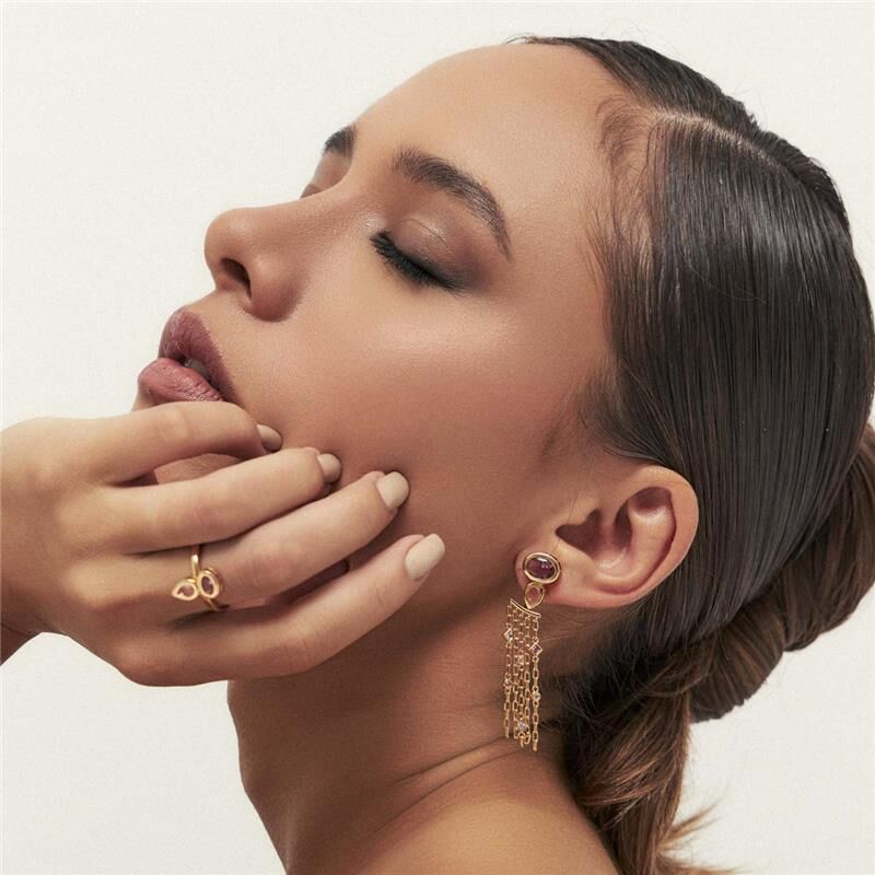 Modelo usando anel Prisma Duo dourado com cristal, semijoias antialérgicas 18k de alta qualidade.