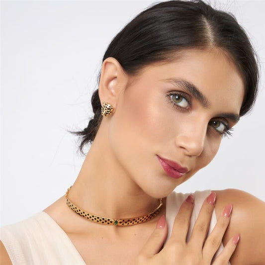 Mulher usando choker Felina de zircônia banhado a dourado, semijoia antialérgica de alta qualidade em 18k e 24k.