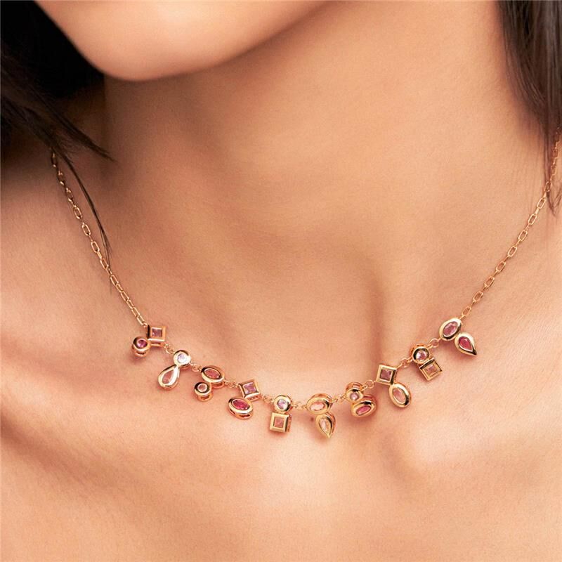 Colar Prisma Cristais dourado, semijoia antialérgica 18k de alta qualidade, comprimento 45cm, design elegante com cristais.
