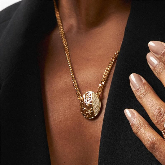 Colar Forma Nobre em 18k, pingente com zircônia, semijoia de alta qualidade e material antialérgico em acabamento dourado.