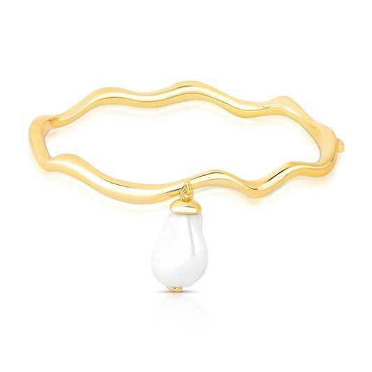 Bracelete Curvado Perla Flow com pérola barroca, semijoia de alta qualidade, antialérgica, banho de ouro 18k, design sofisticado.