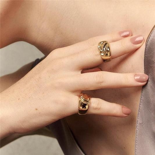 Anel Dourado com Detalhes