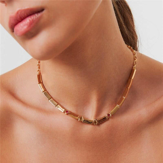 Colar Prisma Geo: semijoia antialérgica dourada de 50cm, pesando 17g, qualidade 18k e 24k, destacando elegância e conforto.