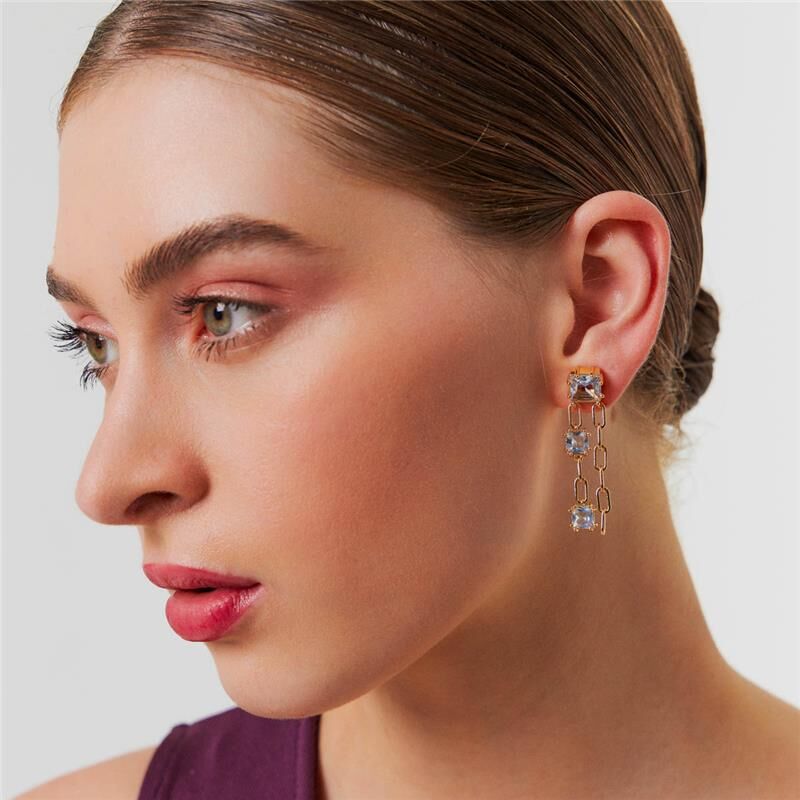 Mulher usando Brinco Azulita Elos, semijoia antialérgica com cristal em banho dourado 18k, semijoias com alta qualidade.