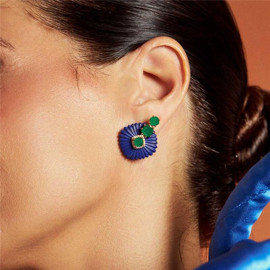 Brinco ear cuff Pavão com cristal lápis-lazúli, esmeralda, zircônia. Semijoia antialérgica 18k e 24k, banho dourado de alta qualidade.