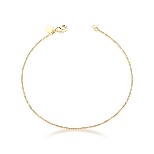 Tornozeleira fina banhada a ouro, comprimento 22cm, largura 1mm, com tecnologia antialérgica. Semijoias antialérgicas elegantes.