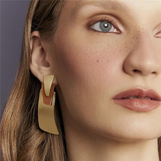 Modelo usando Brinco Terracota Retangular dourado, semijoia antialérgica 18k, destacando semijoias de alta qualidade no Brasil.