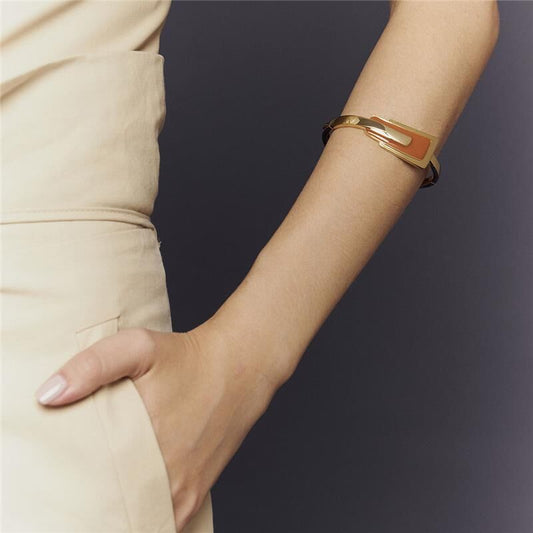 Alt Tag: Bracelete Terracota esmaltado com acabamento em ouro 18k, semijoia de alta qualidade e antialérgica, estilo sofisticado.