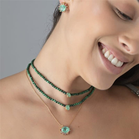 Mulher sorrindo usando colar Colar Blue Sun com zircônia e turmalina, semijoias de alta qualidade com material antialérgico banhado a ouro 18k.